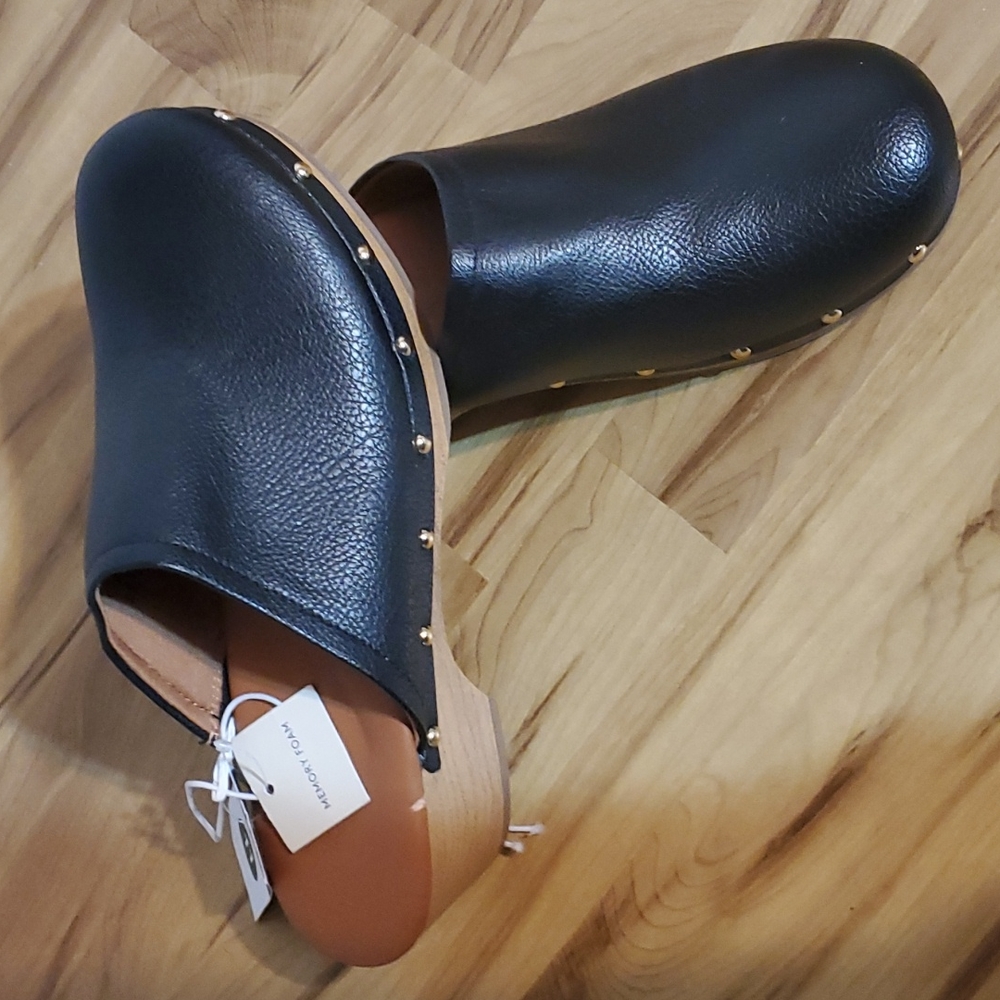 Brand new Universal thread brown chunky wooden heel mules. Size 10, Memory foam